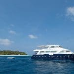 Anastasia Luxury Yacht a lo largo de una isla de Maldivas