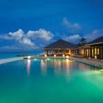 la piscina de Atmosphere Kanifushi Maldives por la tarde