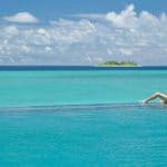 relax en la piscina principal del Ayada Maldives Resort