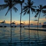 amanecer con palmeras en Loama Resort Maldives