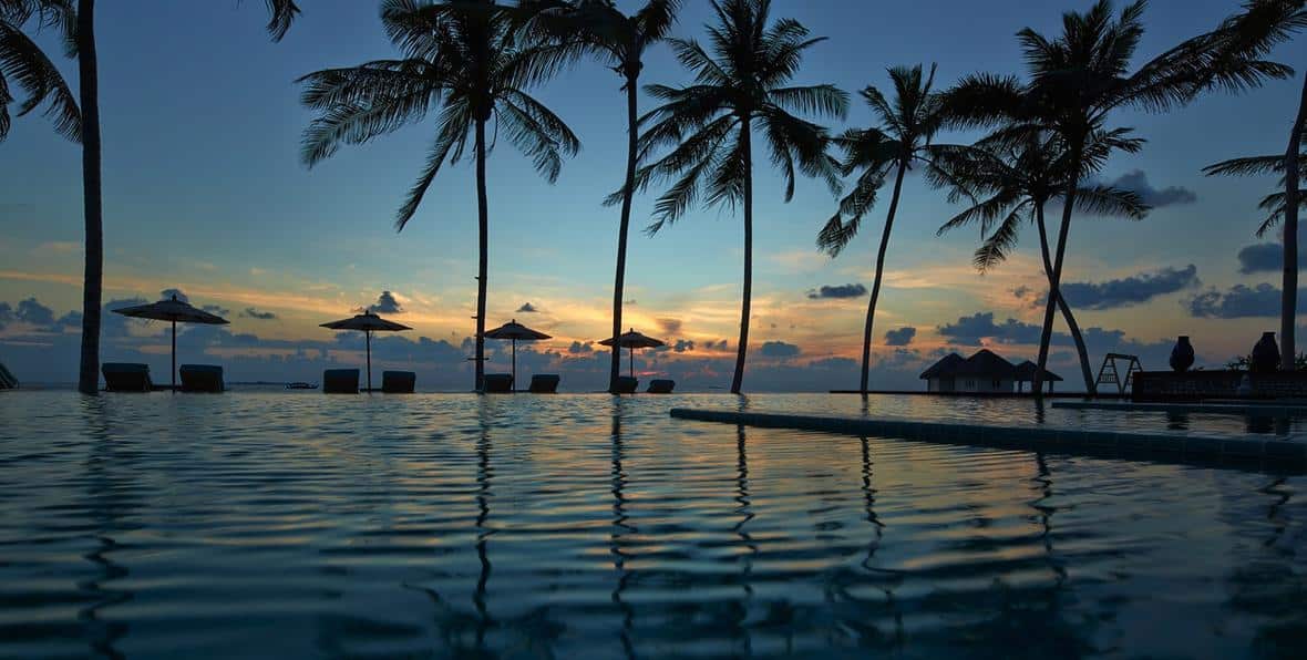 amanecer con palmeras en Loama Resort Maldives