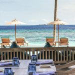 terraza frente al oceano en el Loama Resort Maldives