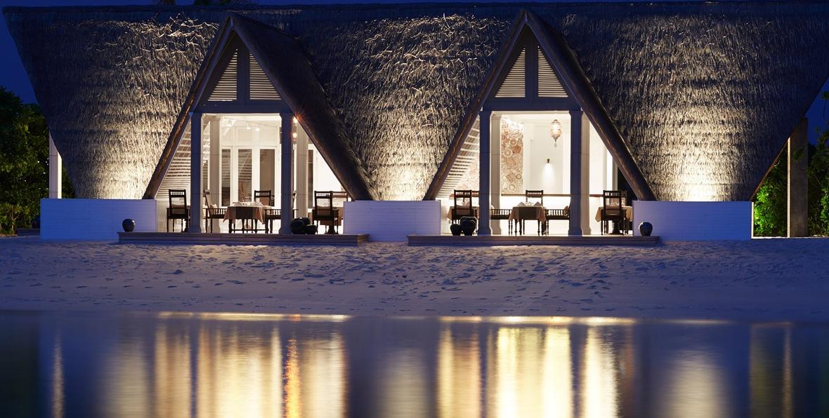 restaurante por la noche Loama Resort Maldives