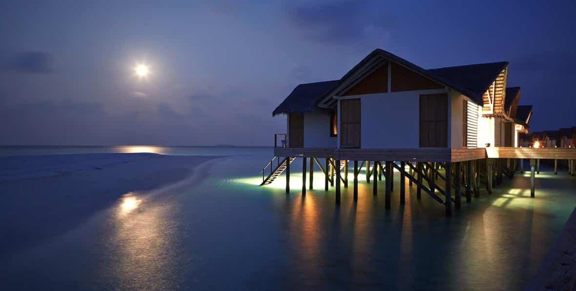 Loama Resort Maldives por la noche