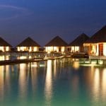 las habitaciones del Adaaran Prestige Water Villas por la noche