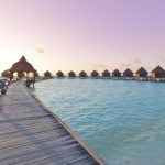 el muelle del Thulhagiri Island Resort and Spa al atardecer