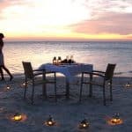 Cena romantica en la playa de Maldivas