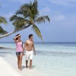 Pareja paseando en la playa del Vilamendhoo Island Resort