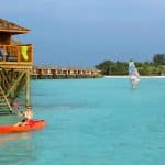 Disfrutando del kayak en Vilamendhoo Island Resort